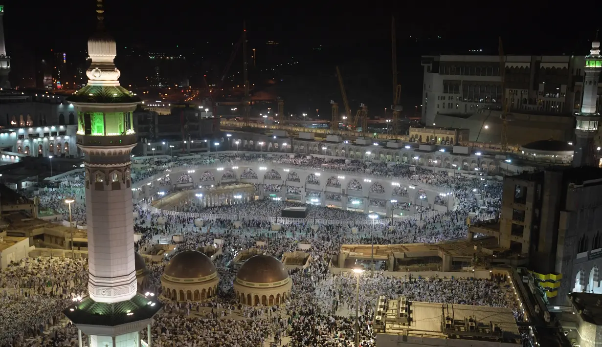 Ribuan jemaah melakukan tawaf dan memadati sekitar Kakbah di Masjidil Haram, kota suci Makkah, Arab Saudi pada Rabu (7/8/2019). Kondisi Masjidil Haram menjelang puncak ibadah haji kian dipadati jemaah dari berbagai negara. (Photo by FETHI BELAID / AFP)
