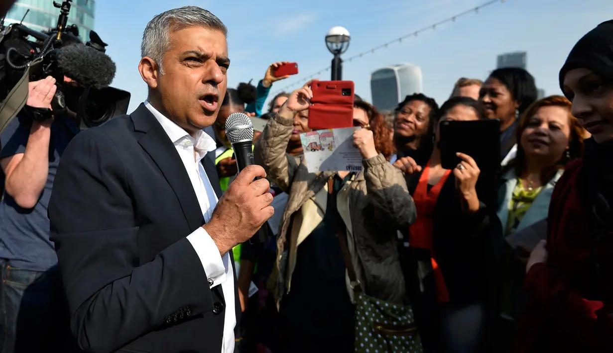 Walikota London Sadiq Khan berbicara di depan pendukungnya saat tiba untuk hari pertamanya bekerja di Balai Kota di London, Inggris (9/5). Pria 45 tahun ini merupakan Wali Kota Muslim Pertama di London dan kedua di Eropa. (REUTERS / Hannah McKay)