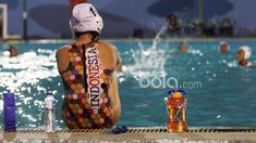 Seorang atlet Polo Air Putri menunggu giliran berlaga pada sesi latihan seleksi Pelatnas Sea Games 2017 di Kolam Renang Simprug, Jakarta, Kamis (19/1/2017). Sebanyak 39 atlet mengikuti seleksi ini. (Bola.com/Nicklas Hanoatubun) 