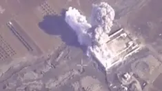 Sebuah gambar yang di rilis oleh Kementerian Pertahanan Rusia saat penyerangan terhadap Militan ISIS di Suriah padA 26 November lalu, (4/12). Serangan udara Militer Rusia memborbardir markas Militan ISIS yang diduga berjumlah ribuan orang. (REUTERS)
