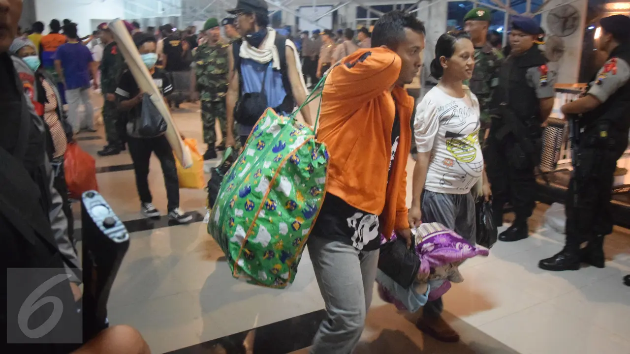 20160127-Anggota Gafatar Rombongan Kedua Tiba di Pelabuhan Tanjung Emas Semarang-Gholib