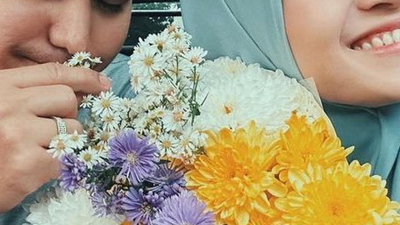 Keduanya membagikan momen mesra saat di sinetron Hidayah Cinta. Potret kebersamaan keduanya sukses bikin baper penggemar.