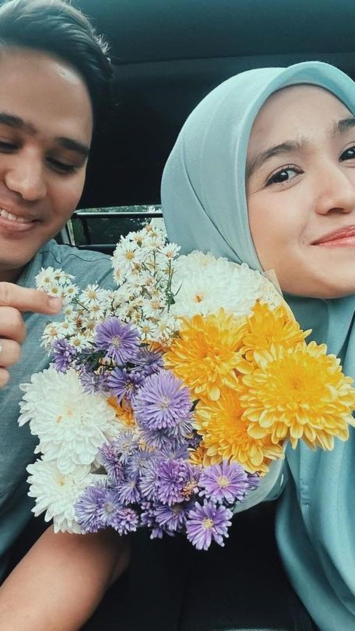Keduanya tampak berpose di dalam mobil. Cut Syifa dan Mischa tampak membawa bunga.
