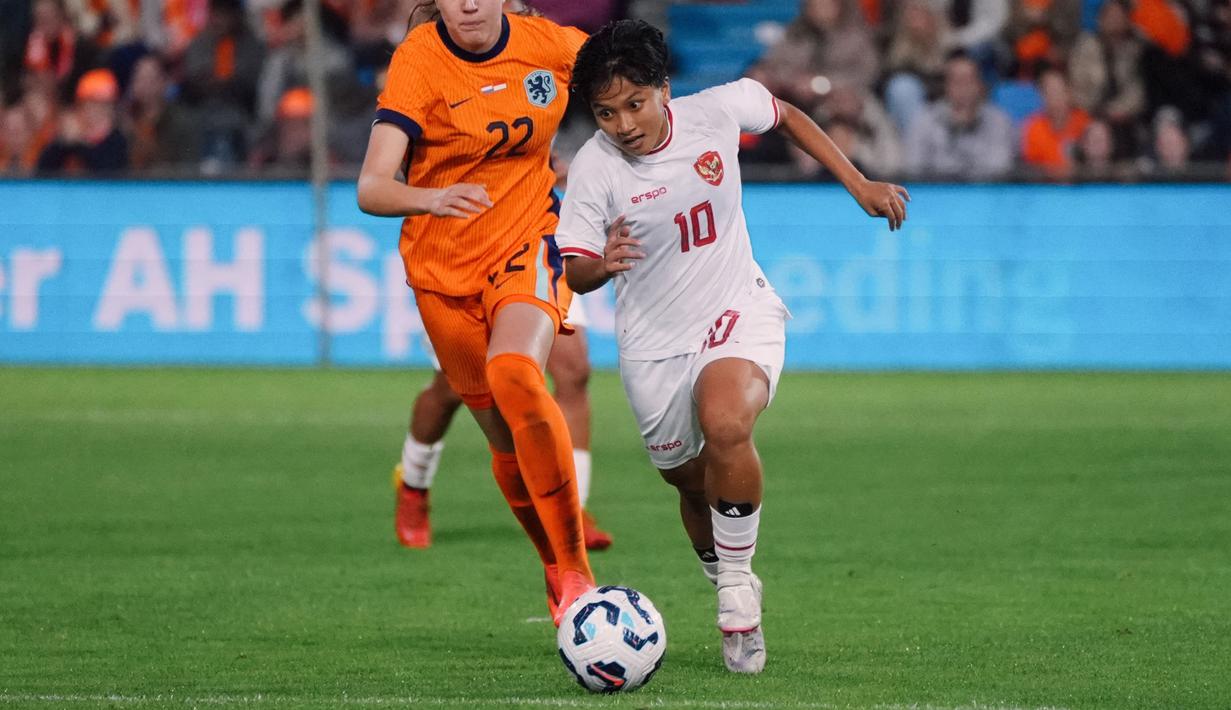 Pemain Timnas Indonesia Putri, Sheva Imut Furyzcha (kanan) menggiring bola melewati pemain Belanda, Lotte Jasmijn Keukelaar pada laga uji coba yang berlangsung di Stadion Devijverberg, Doetinchem, Belanda, Sabtu (26/10/2024) WIB. (Dok. PSSI)