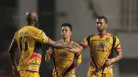 Pemain Mitra Kukar, Marclei Santos merayakan golnya saat melwan PS TNI pada lanjutan Liga 1 2017 di Stadion Pakansari, Bogor (27/9/2017). PS TNI menang 2-1. (Bola.com/Nicklas Hanoatubun)