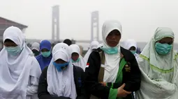 Sejumlah warga melakukan Salat Minta Hujan dekat Sungai Musi di Palembang, Minggu (20/9/2015). Mereka berharap Tuhan segera menurunkan hujan dan menghilangkan kabut asap yang melanda Sumatra dan Kalimantan. (Reuters/Beawiharta)