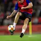 Bek Manchester United, Phil Jones mengontrol bola saat mengikuti sesi latihan terbuka jelang pertandingan tur pramusim melawan Perth Glory di Stadion Optus, Perth (11/7/2019). MU dijadwalkan menggelar tur pramusim di Australia, Tiongkok, dan Singapura. (AFP Photo/Tony Ashby)