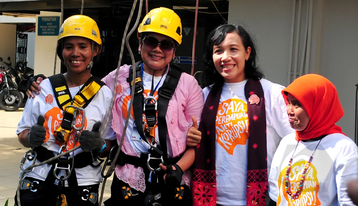 Para pendaki (climber) wanita bersiap memasang banner raksasa bertuliskan "Saya Perempuan Anti Korupsi" di Gedung KPK, Jakarta, Selasa (21/4/2015). Pemasangan banner tersebut dalam rangka memperingati Hari Kartini. (Liputan6.com/Yoppy Renato)