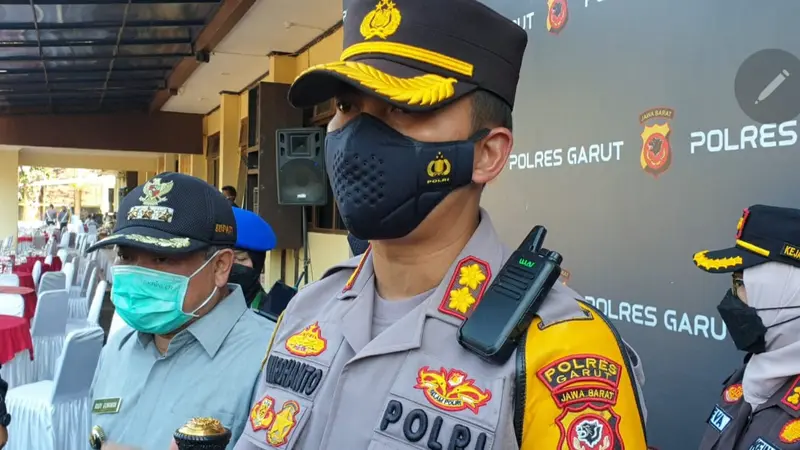 Kapolres Garut AKBP Wirdhanto Hadicaksono memberikan penjelasan di depan wartawan mengenai peluncuran aplikasi Smart Polantas. (Liputan6.com/Jayadi Supriadin)