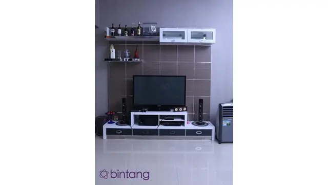 Ruang TV di rumah penyanyi dangsut asal Jawa Timur ini terlihat luas dengan TV yang besar.