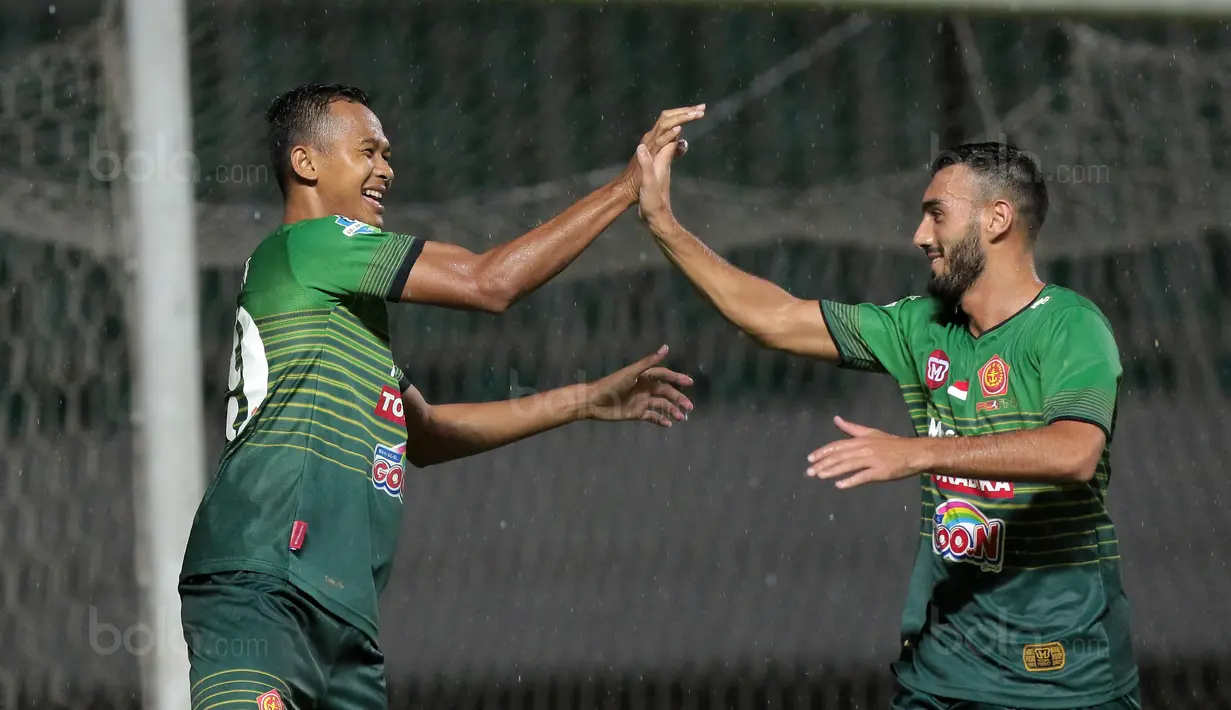 Pemain PS TNI, Sansan Husaeni dan rekannya Redouane Zerzouri (kanan) merayakan gol ke gawang Perseru Serui pada lanjutan Liga 1 2017 di Stadion Pakansari, Bogor (07/10/2017). PS TNI menang 2-1. (Bola.com/Nicklas Hanoatubun)