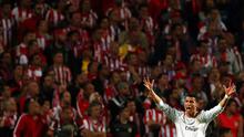 Ekspresi bintang Real Madrid, Cristiano Ronaldo dengan latar suporter Atletico Madrid pada laga final Liga Champions di Stadion Luz, Portugal, Sabtu (24/5/2014). (EPA/Jose Sena Goulao)