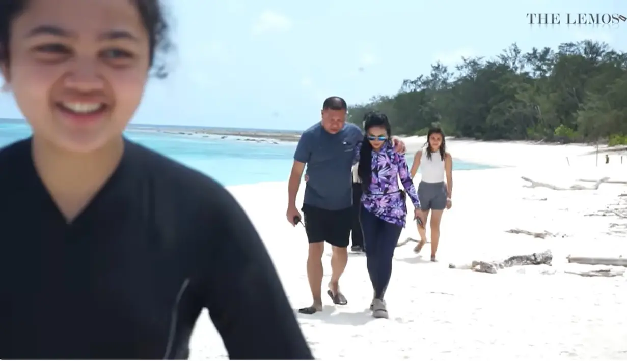 Pasangan yang menikah 20 Maret 2011 itu menikmati liburan di negara asal Raul Lemos, Timor Leste. Selama ini, keduanya juga sering menjalin hubungan jarak jauh. [Youtube/The Lemos Family]