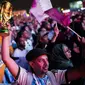 Pendukung dari berbagai penjuru dunia memadati Fan Zone saat menyaksikan pembukaan Piala Dunia 2022 pada Minggu (20/11/2022). (AP/Francisco Seco)