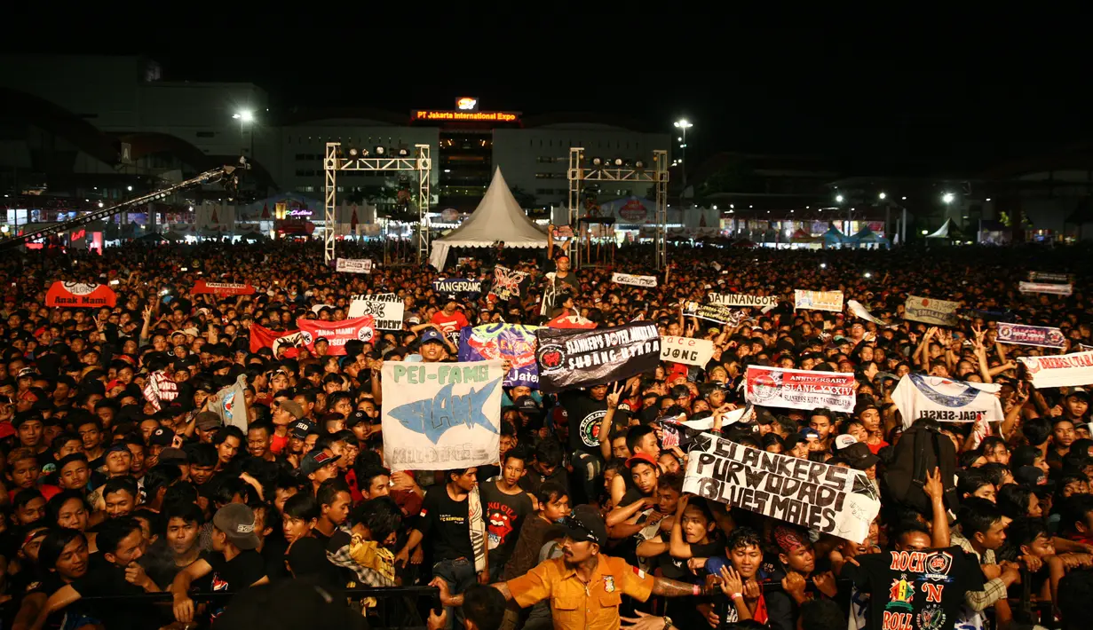 "Semoga Slank nggak ada matinya," ucap Bunda Iffet saat acara tiup lilin. Keluarga besar Slank juga terlihat di atas panggung. Namun sayang, dalam acara itu Abdee tak bisa hadir lantaran sedang menjalani pengobatan di Donggala. (Nurwahyunan/Bintang.com)
