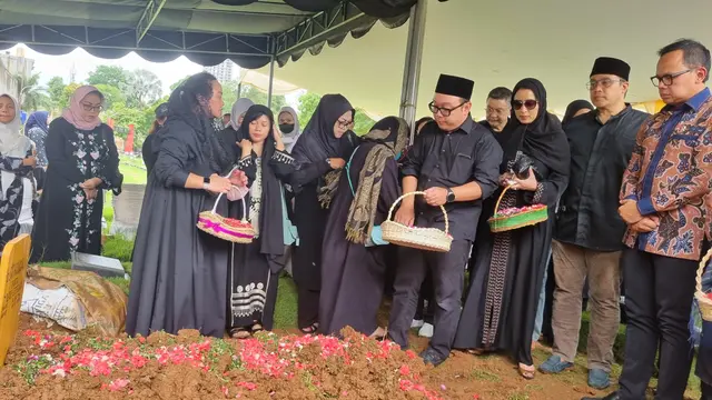 Dede Yusuf saat berada di pemakaman ibundanya. (Liputan6.com/M Altaf Jauhar)