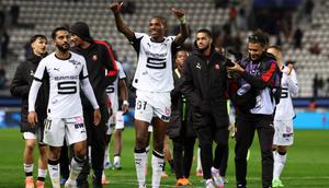 Bek Prancis Rennes #97, Jeremy Jacquet (C), merayakan kemenangan timnya di akhir pertandingan L1 Prancis antara Paris FC dan Stade Rennais FC di stadion Jean-Bouin di Paris, pada 7 November 2025. (FRANCK FIFE/AFP)