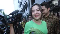 Penyanyi Vicky Shu memberi keterangan kepada awak media usai menjalani pemeriksaan di Bareskrim Mabes Polri, Jakarta, Senin (2/10). (Liputan6.com/Herman Zakharia)