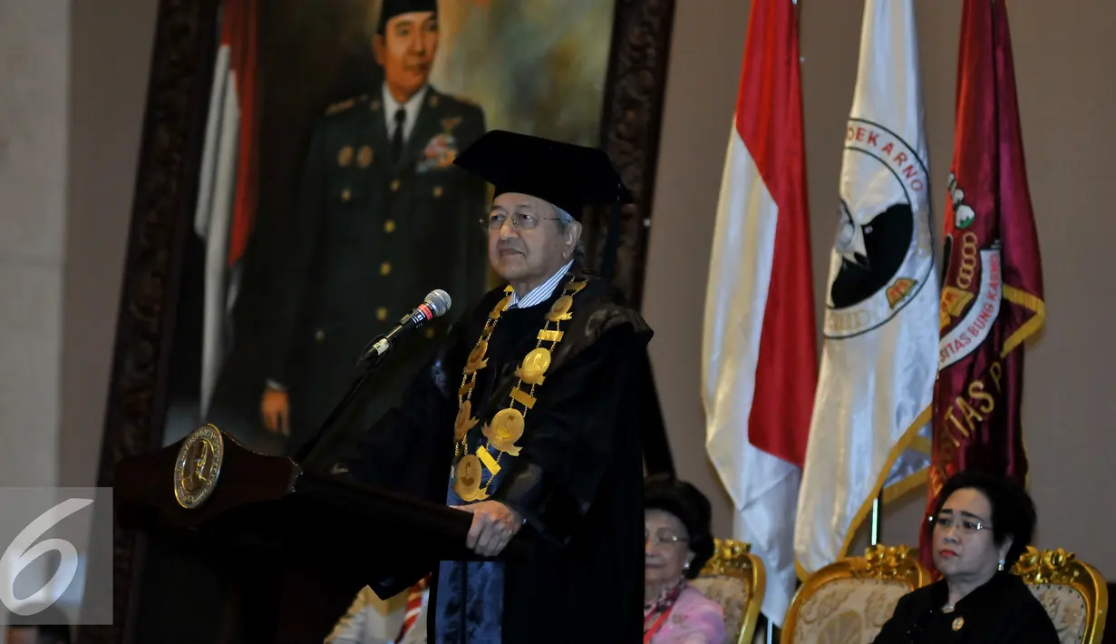 Mantan Perdana Menteri Malaysia Mahathir Mohamad memberikan orasi saat Dies Natalis ke-17 Universitas Bung Karno di Jakarta, Senin (25/7). Orasi ilmiah Mahathir bertema Membangun Kemandirian Ekonomi dan Pemerintahan Bersih. (Liputan6.com/Johan Tallo)