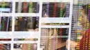 Pekerja mengamati pergerakan Indeks Harga Saham Gabungan (IHSG) di salah satu perusahaan Sekuritas, Jakarta, Rabu (14/11).  Indeks Harga Saham Gabungan (IHSG) berhasil bertahan di zona hijau pada penutupan perdagangan hari ini. (Liputan6.com/Angga Yuniar)