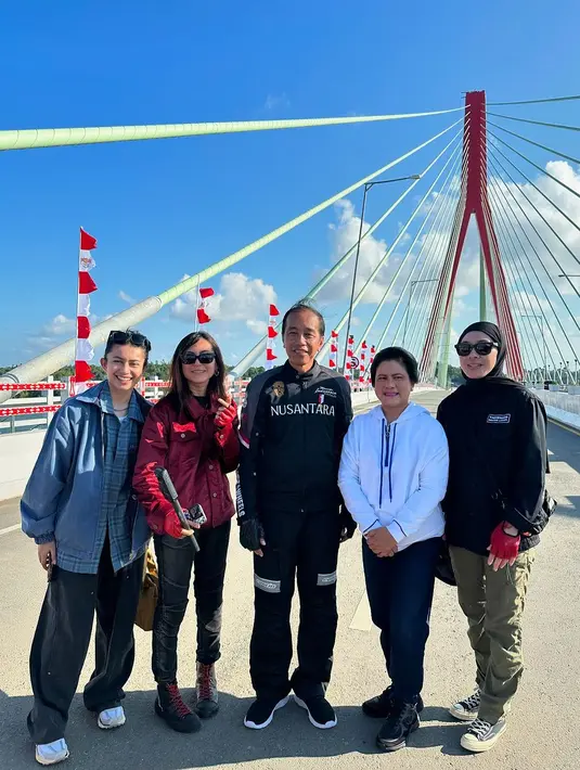 Poppy Sovia tampil maksimal sebagai biker dengan outfit bernuansa hitam putih. Ia padukan jaket berwarna merah dengan skinny panta dan high top sneakers. [@popsovia]