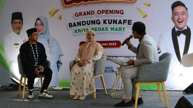 Irfan Hakim saat peresmian Supermarket oleh-oleh Bandung Kunafe.