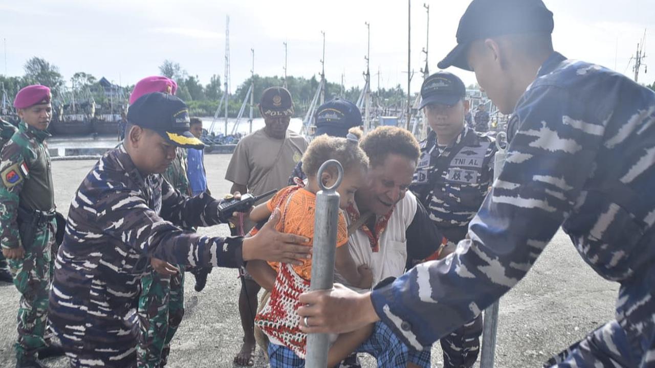 Kemhan Inisiasi Bakti Sosial dan Kesehatan di Wanam, Kapal RS KRI Wahidin Sudirohusodo Layani Warga Papua
