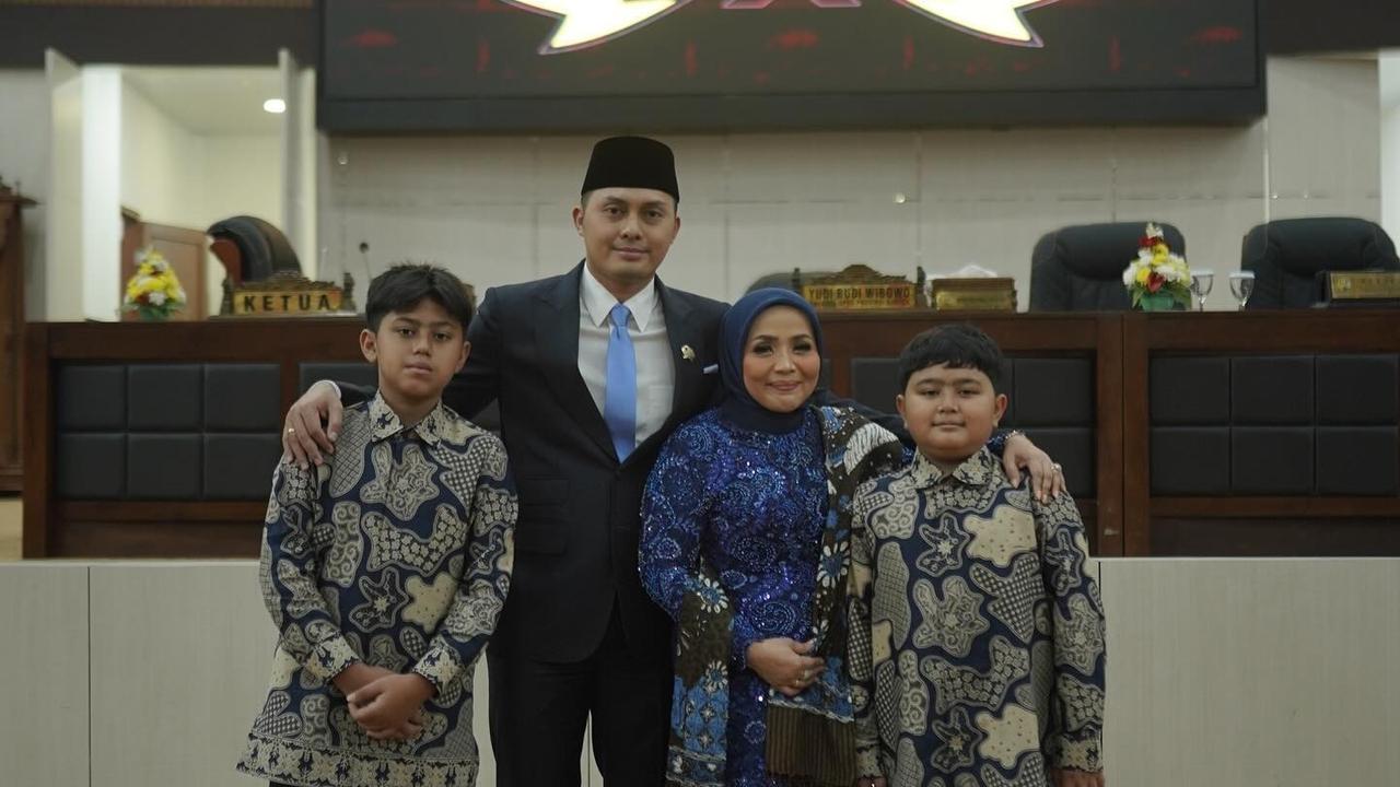 Potret Muzdalifah Dampingi Sang Suami yang Resmi Dilantik jadi Anggota DPRD Provinsi Banten