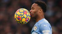 Raheem Sterling. Gelandang berusia 27 tahun yang kini memasuki musim ke-7 bersama Manchester City sejak 2015/2016 ini telah mencetak total 100 gol dari 304 laga di Premier League. Gol-gol tersebut termasuk bersama Liverpool yang dibelanya pada 2011/2012 hingga 2014/2015. (AFP/Oli Scarff)