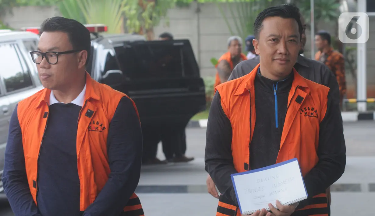 Direktur Utama (Dirut) Perum Perikanan Indonesia, Ristanto Suanda (kiri) dan Mantan Menteri Pemuda dan Olahraga (Menpora), Imam Nahrawi (kanan) berjalan akan menjalani pemeriksaan oleh penyidik di Gedung KPK, Jakarta, Rabu (27/11/2019). (merdeka.com/Dwi Narwoko)