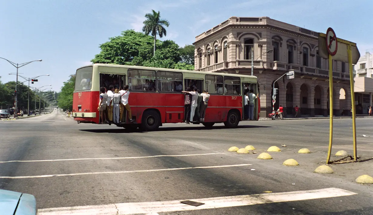 Foto yang diambil pada 24 September 1990 di Havana menunjukkan orang-orang Kuba sedang menaiki bus. Karena kekurangan bahan bakar, transportasi perkotaan mengurangi komplikasi yang memprovokasi layanan bagi para pelancong. (AFP/Rafael Perez)