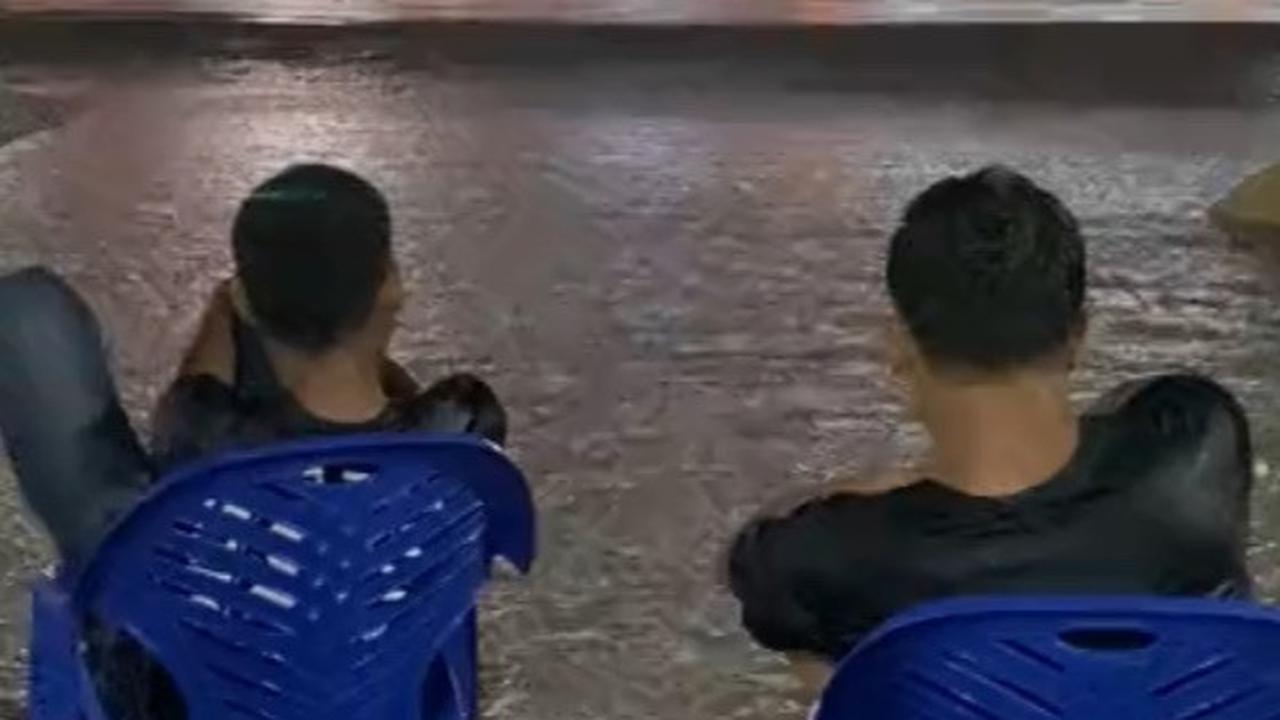 Niat Ikut Tren Sedih Sambil Melamun, Dua Pria Ini Nyaris Tersambar Petir