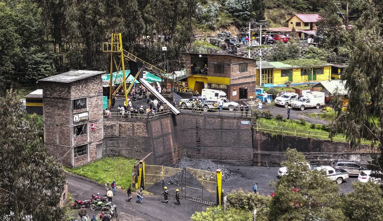 Ledakan terjadi karena akumulasi gas yang meledak setelah alat pekerja menimbulkan percikan api, menurut keterangan Gubernur Departemen Cundinamarca, Nicolas Garcia pada wartawan, Rabu (15/3/2023). (AFP/Daniel Munoz)