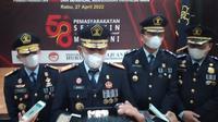 Kepala Kanwil Kemenkumham Sulut Haris Sukamto didampingi jajarannya saat memberikan keterangan terkait remisi Idulfitri.