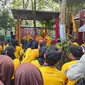 Mahasiswa menikmati keseruan menjelajahi Cartoon Village lewat wisata petualangan alam.