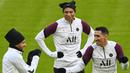 Pemain Paris Saint-Germain (PSG), Neymar, Angel Di Maria dan Kylian Mbappe, saat sesi latihan jelang laga perempat Liga Champions di Munich, Jerman, Rabu (7/4/2021). PSG akan berhadapan dengan Bayern Munchen. (AFP/Christof Stache)