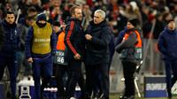Pelatih Bayern Munchen Hansi Flick (tengah kiri) dan pelatih Tottenham Hotspur Jose Mourinho (tengah kanan) berbincang pada akhir laga Grup B Liga Champions di Munich, Jerman, Rabu (11/12/2019). Munchen mengalahkan Tottenham 3-1. (Odd ANDERSEN/AFP)