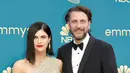 Alexandra Daddario (kiri) bersama Andrew Form tiba pada Primetime Emmy Awards 2022 di Microsoft Theater, Los Angeles, Amerika Serikat, 12 September 2022. Menurut Daddario, itu adalah salah satu gaun favoritnya sepanjang masa. (Photo by Richard Shotwell/Invision/AP)