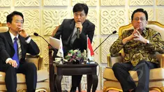 Ketua DPD RI Irman Gusman (kanan) menerima Gubenur Gyeonggi Republik Korea YM.Mr Nam Kung Pil (kiri) dan rombongan di Ruang Delegasi, Komplek Parlemen, Senayan, Jakarta, Senin (11/5/2015). (Liputan6.com/Andrian M Tunay) 