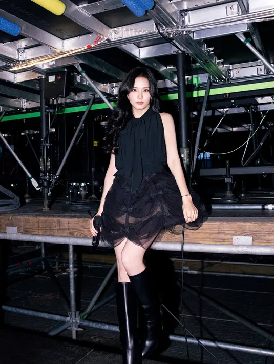 Penampilan memukau Jisoo di Paris menjadi pembuka rangkaian konser BLACKPINK di Eropa untuk tur dunia DEADLINE, sekaligus mempertegas posisinya sebagai salah satu muse paling berpengaruh di industri fashion.  [Dok/Dior].