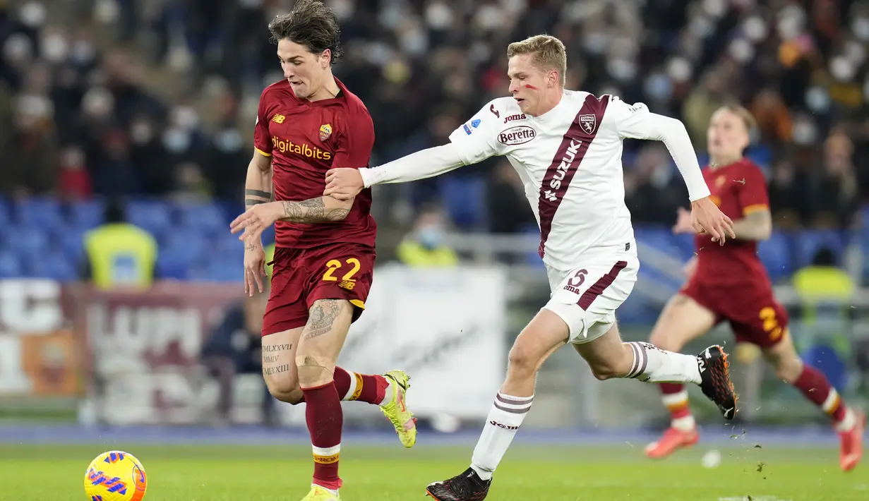 Gelandang AS Roma, Nicolo Zaniolo membawa bola dar kejaran bek Torino, David Zima pada pertandingan lanjutan Liga Serie A Italia di stadion Olimpiade Roma, Senin (29/11/2021). AS Roma kini berada di peringkat kelima dengan koleksi 25 poin dari 14 pertandingan. (AP Photo/Gregorio Borgia)