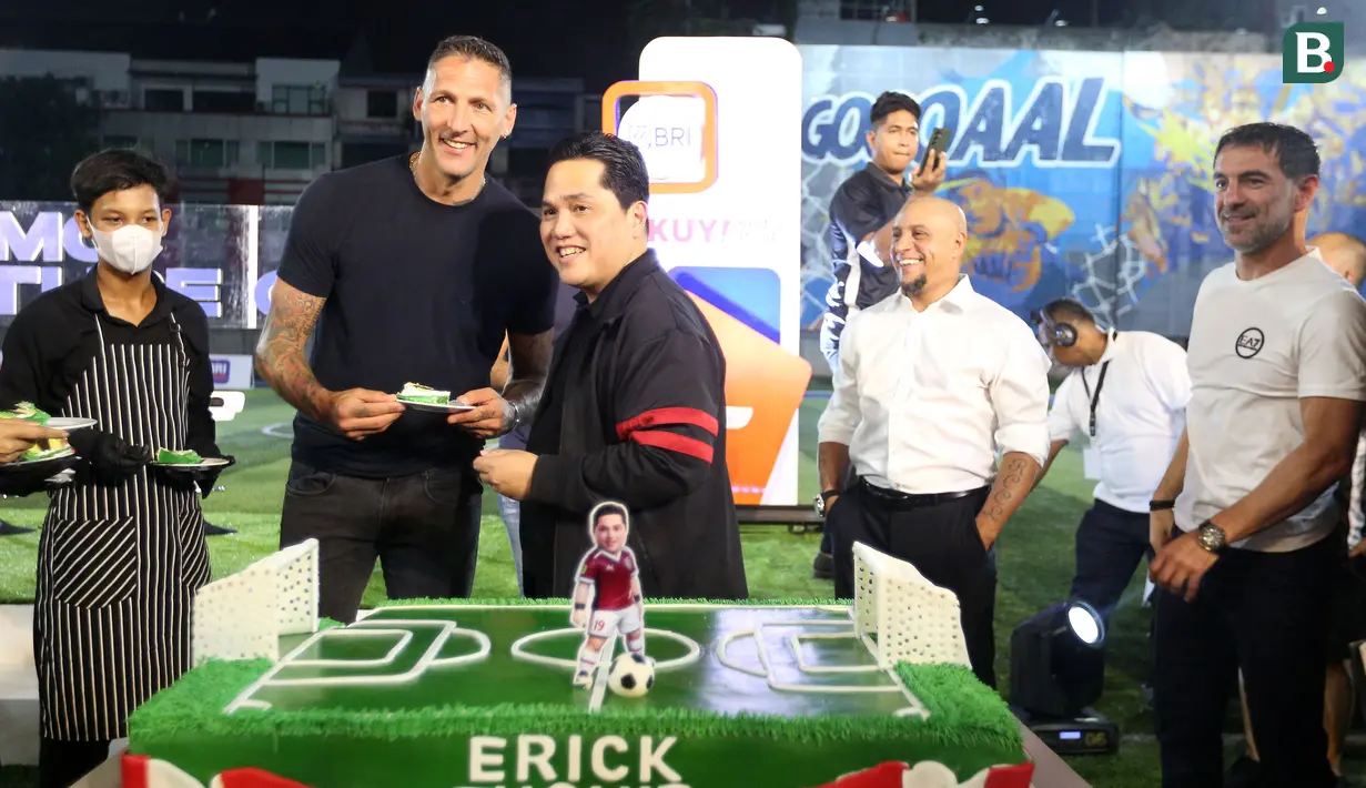 <p>Ketua Umum PSSI, Erick Thohir&nbsp;memberikan potongan kue ulang tahun pertama kepada legenda sepak bola Italia,&nbsp;Marco Materazzi&nbsp;saat kegiatan BRImo Future Garuda di Lapangan BRILiaN Stadium, Jalan Fatmawati Raya, Jakarta, Selasa (30/05/2023). (Bola.com/Bagaskara Lazuardi)</p>