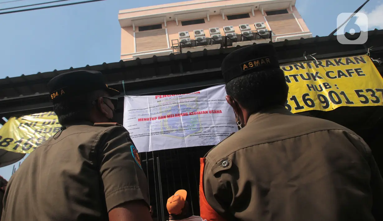 Petugas Sudin Parekraf Jakarta Barat bersama Satpol PP melakukan penyegelan Hotel Wisma Prima di Mangga Besar, Taman Sari, Jakarta Barat, Senin (31/5/2021). Hotel Wisma Prima ditutup atas rekomendasi pihak kepolisian. (Liputan6.com/Herman Zakharia)