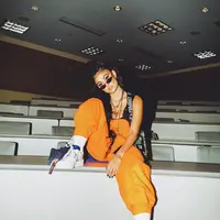 Agnez Mo pakai outfit berwarna orange (Instagram @agnezmo)