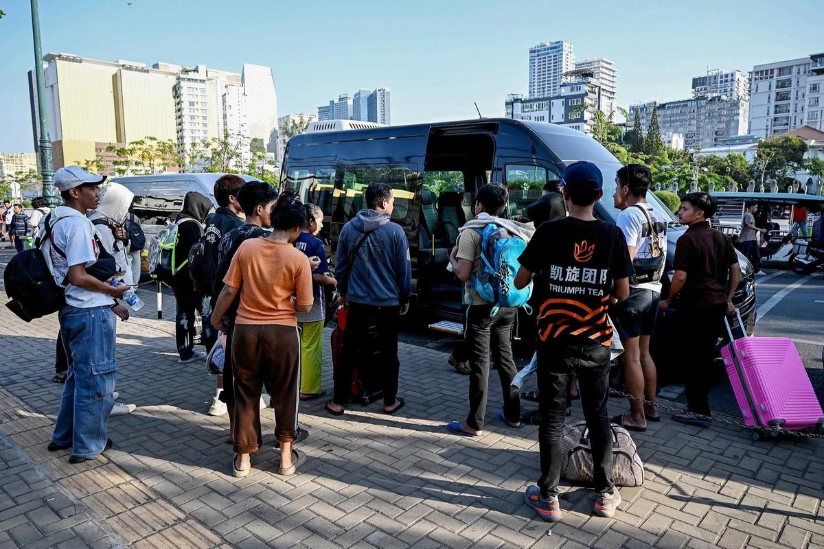 FOTO: KBRI Phnom Penh Dibanjiri WNI Keluar dari Jaringan Penipuan Daring