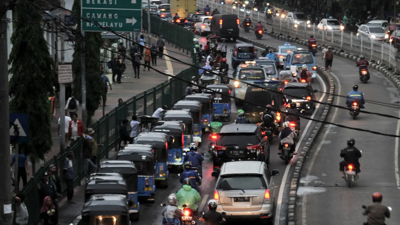 Semrawut Lalu Lintas di depan Stasiun Jatinegara