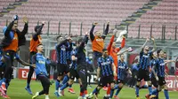 Para pemain Inter Milan melakukan selebrasi kemenangan 3-0 atas AC Milan usai berakhirnya laga lanjutan Liga Italia 2020/21 pekan ke-23 di San Siro Stadium, Minggu (21/2/2021). (AP/Antonio Calanni)