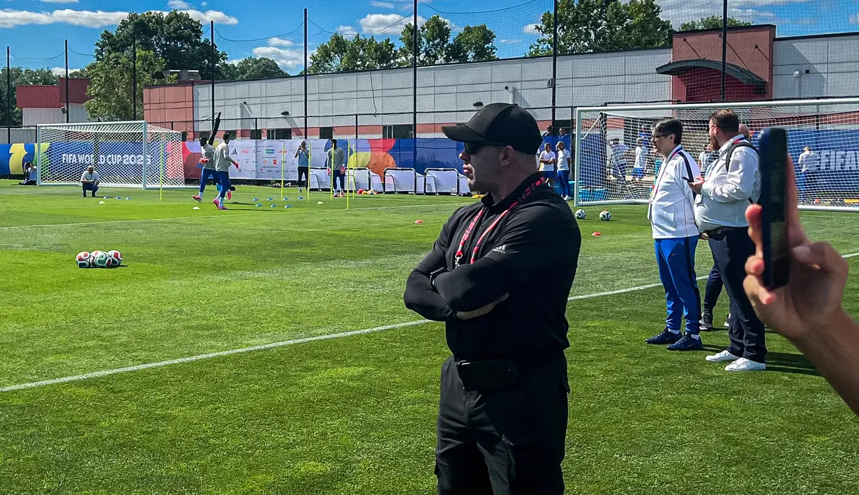 Sesi latihan Timnas Prancis tersebut dijaga cukup ketat oleh pihak keamanan. Terlihat ada beberapa polisi dan ada pula semacam bodyguard yang dilibatkan. (Bola.com/Hery Kurniawan/Adv/Powerade)