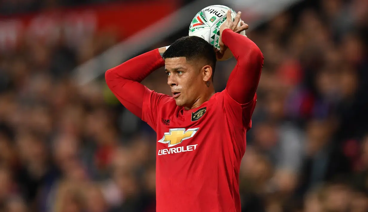 Manchester United pun merekrutnya dari Sporting Lisbon pada 19 Agustus 2014 dengan nilai 20 juta euro. Ia total tampil dalam 122 laga selama 7 musim mulai 2014/2015 hingga 2020/2021 dengan torehan 2 gol dan 4 assist. Saat ini ia tengah menjalani musim kedua bersama Boca Juniors. (AFP/Paul Ellis)