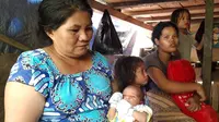 Bayi 3 hari di tenda pengungsi korban gempa Halmahera. (Liputan6.com/Hairil Hiar)
